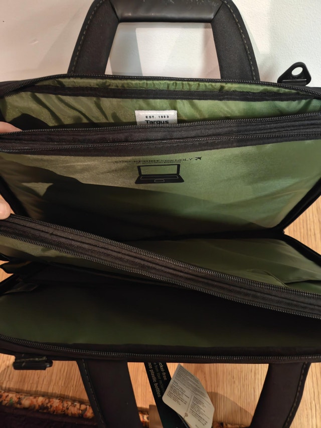 Targus 15.6" Laptop Briefcase - Brand New with Tags & Strap - photo 3