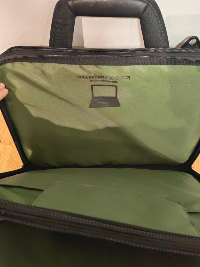 Targus 15.6" Laptop Briefcase - Brand New with Tags & Strap - photo 4