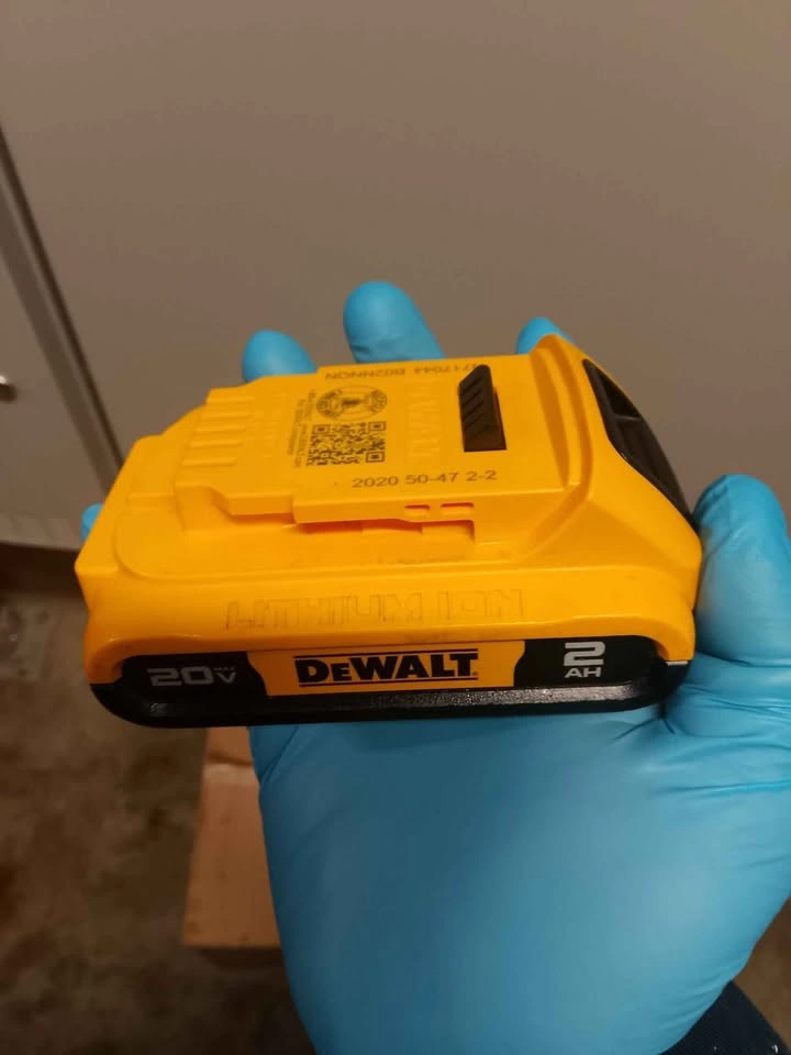 DEWALT 20V Max 2Ah Lithium Ion Battery Genuine DCB203 - photo 2
