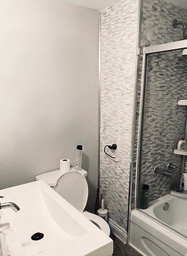 Large room for rent available immediately - photo 3