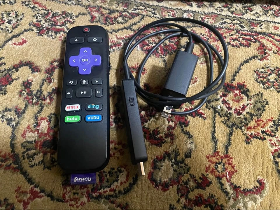 Polaroid 32" Class HD 720P LED TV w/Roku stick and remote - photo 2