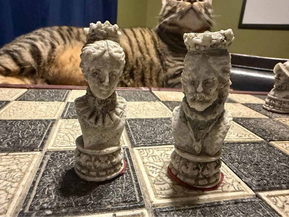 Vintage Sculpted Resin Chess & Backgammon Set - photo 4