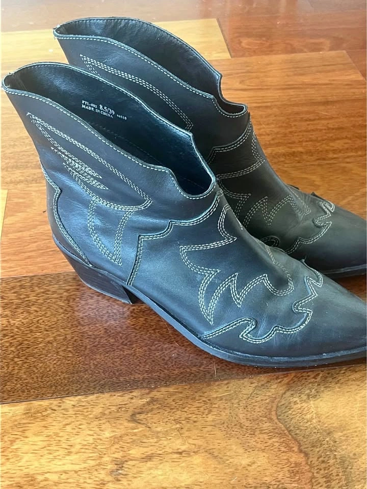 Women’s Size 8.5 (fits W9) Black Cowboy Boots