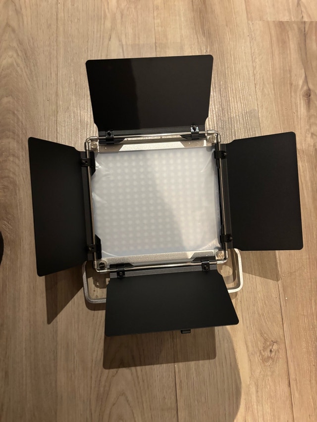 Neewer NL660 Bi-Color LED Video Light with Barn Doors + 3 Stands