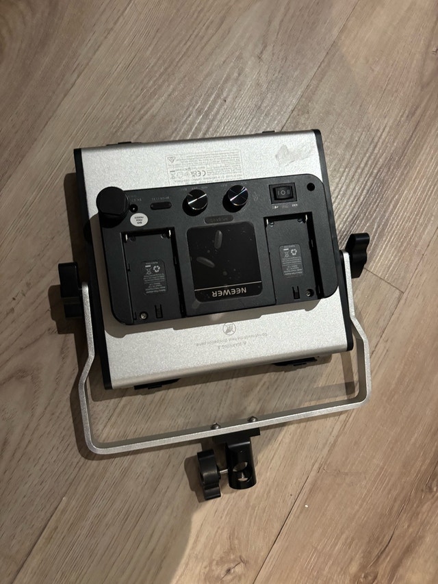Neewer NL660 Bi-Color LED Video Light with Barn Doors + 3 Stands - photo 2