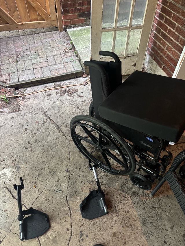 Invacare 9000 XT Folding Manual Wheelchair with Footrests - photo 3