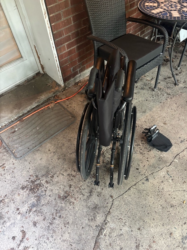 Invacare 9000 XT Folding Manual Wheelchair with Footrests - photo 4