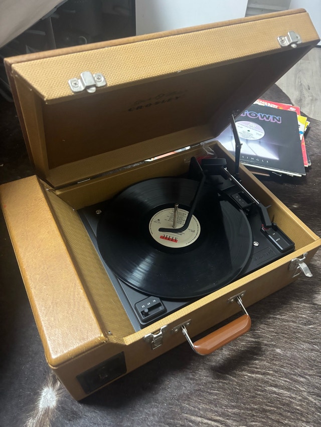 Crosley Stack-O-Matic Vintage Suitcase Record Player - photo 2