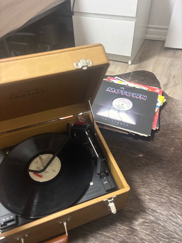 Crosley Stack-O-Matic Vintage Suitcase Record Player - photo 4