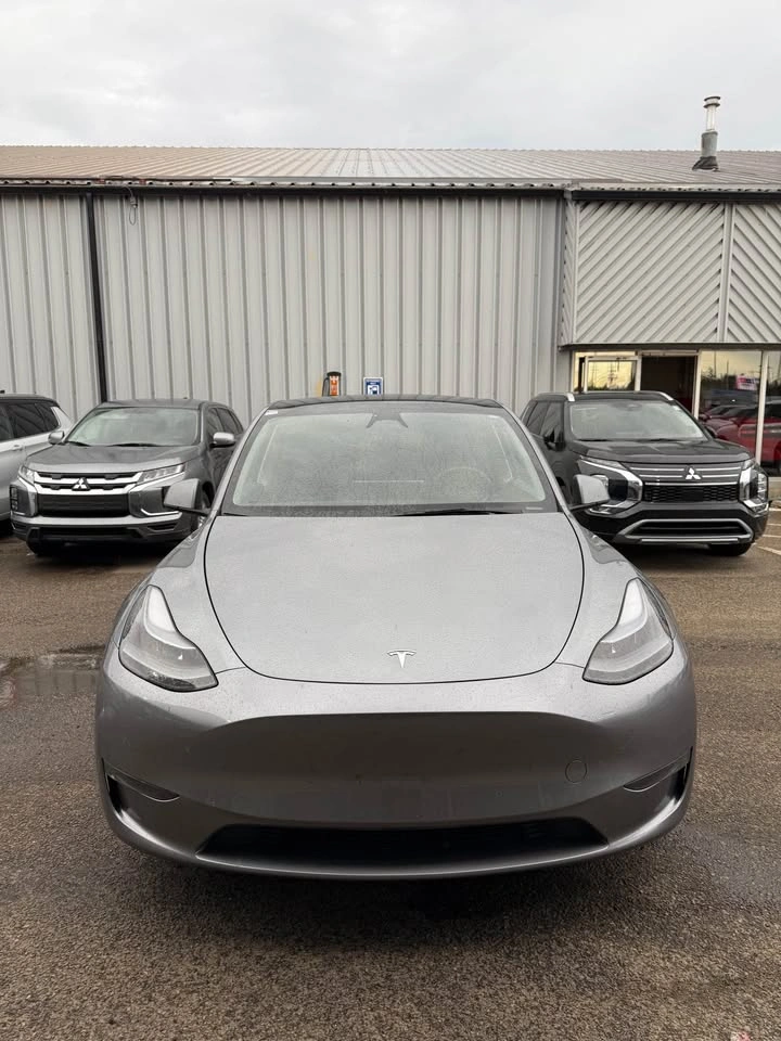 2025 Tesla Model Y - photo 3