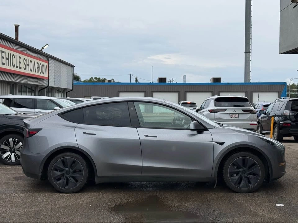 2025 Tesla Model Y - photo 4