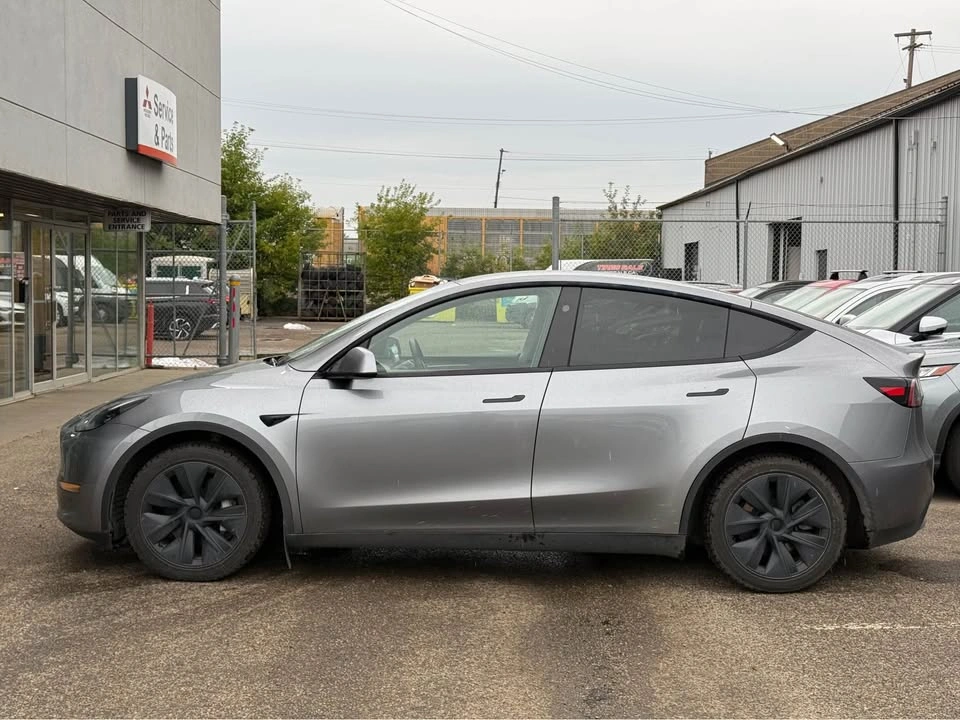 2025 Tesla Model Y - photo 5