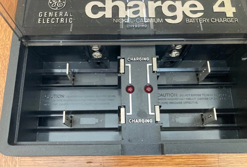 Vintage General Electric Charge 4 Ni-Cad Battery Charger (BC-4) - photo 2
