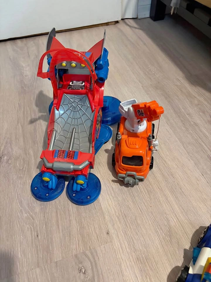 Marvel Spider-Man Web-Quarters Playset and Toy Truck