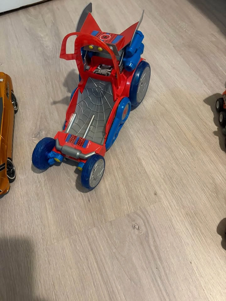 Marvel Spider-Man Web-Quarters Playset and Toy Truck - photo 2