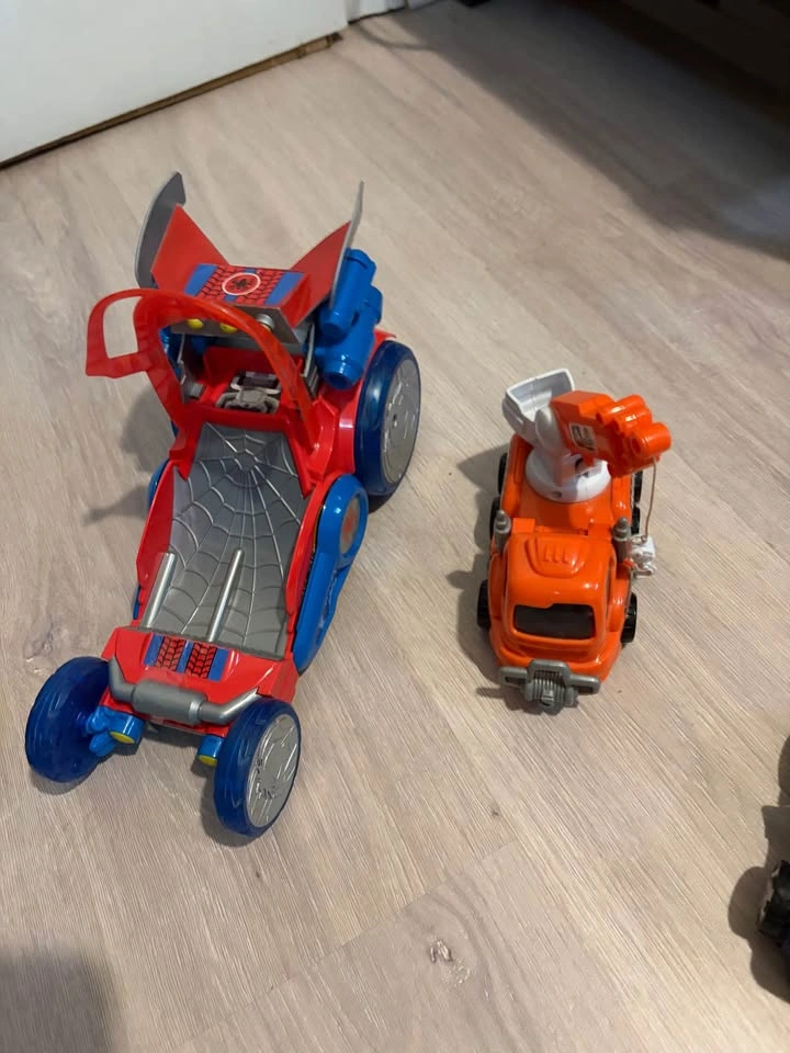 Marvel Spider-Man Web-Quarters Playset and Toy Truck - photo 3