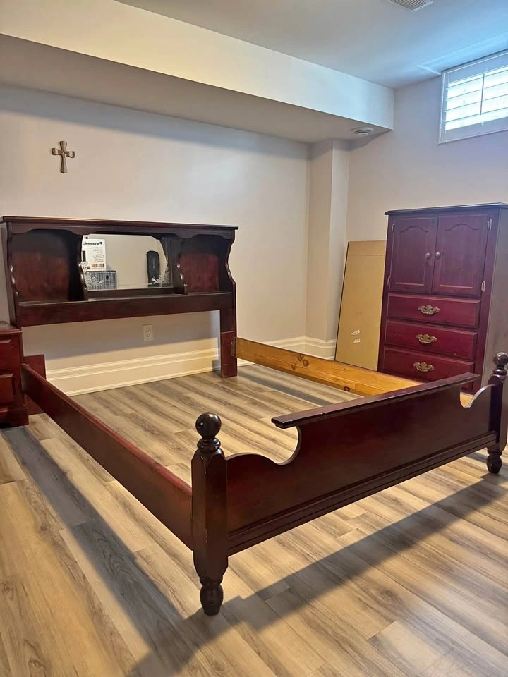 Dark Mahogany Wood Bedroom Set (5 Pieces)