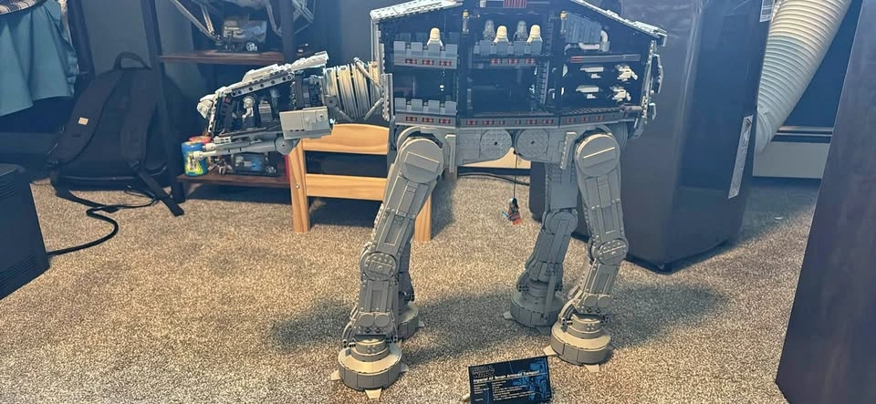 LEGO Star Wars UCS AT-AT 75313 – Complete w/ 9 Minifigures & Man