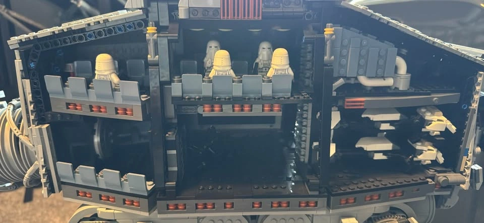 LEGO Star Wars UCS AT-AT 75313 – Complete w/ 9 Minifigures & Man - photo 3