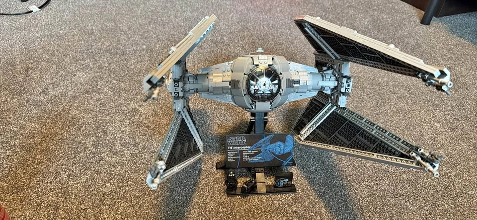 LEGO Star Wars UCS TIE Interceptor 75382 – Complete w/ Minifigur