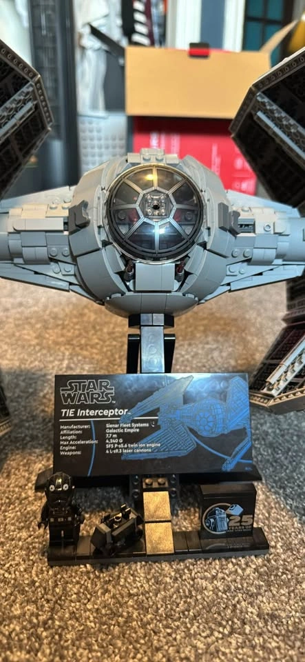 LEGO Star Wars UCS TIE Interceptor 75382 – Complete w/ Minifigur - photo 2