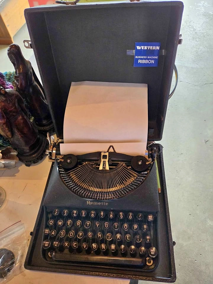 1940s working typewriter with case lk bonvista