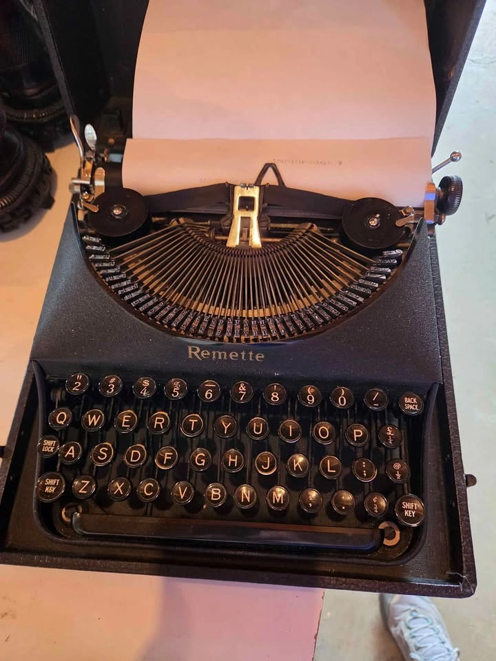 1940s working typewriter with case lk bonvista - photo 2