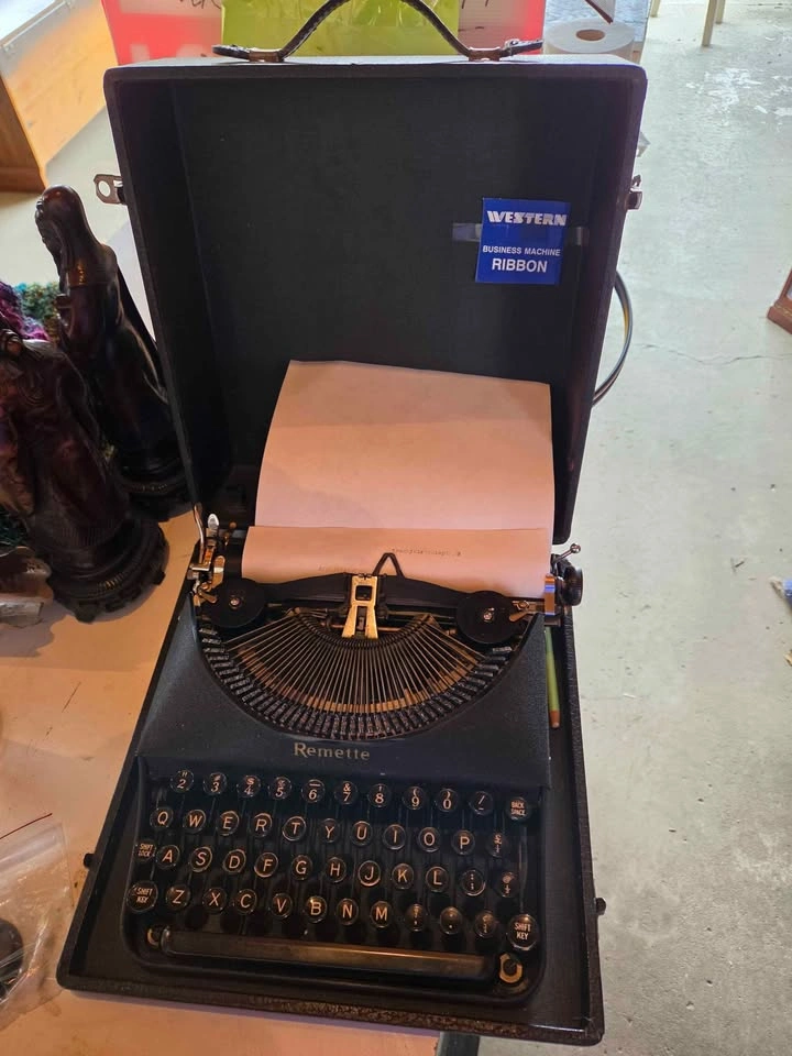 1940s working typewriter with case lk bonvista - photo 3