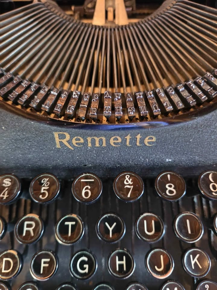 1940s working typewriter with case lk bonvista - photo 4