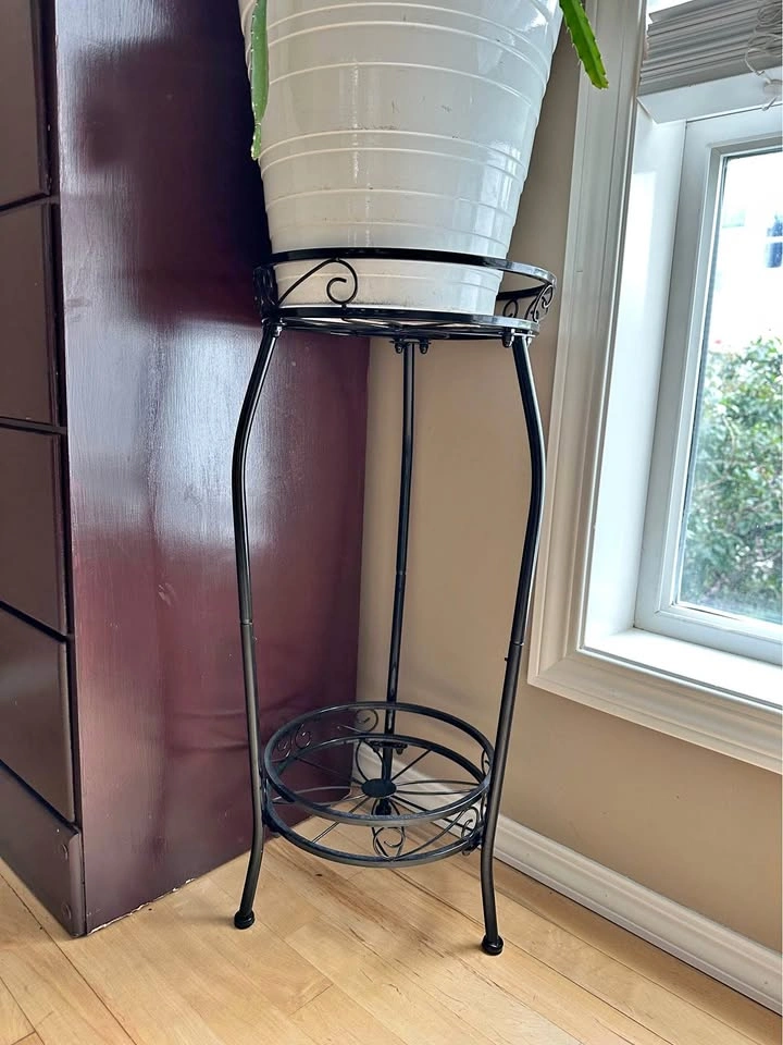 Metal plant stand