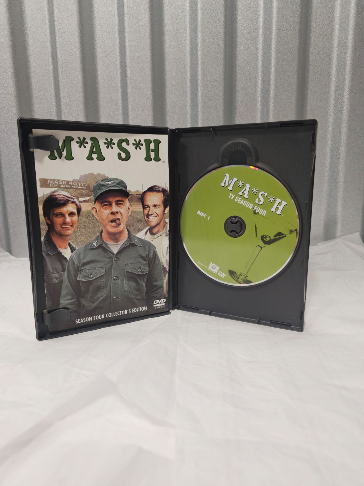 M*A*S*H Complete Season 4 Collector's Edition 3-Disc DVD - photo 3