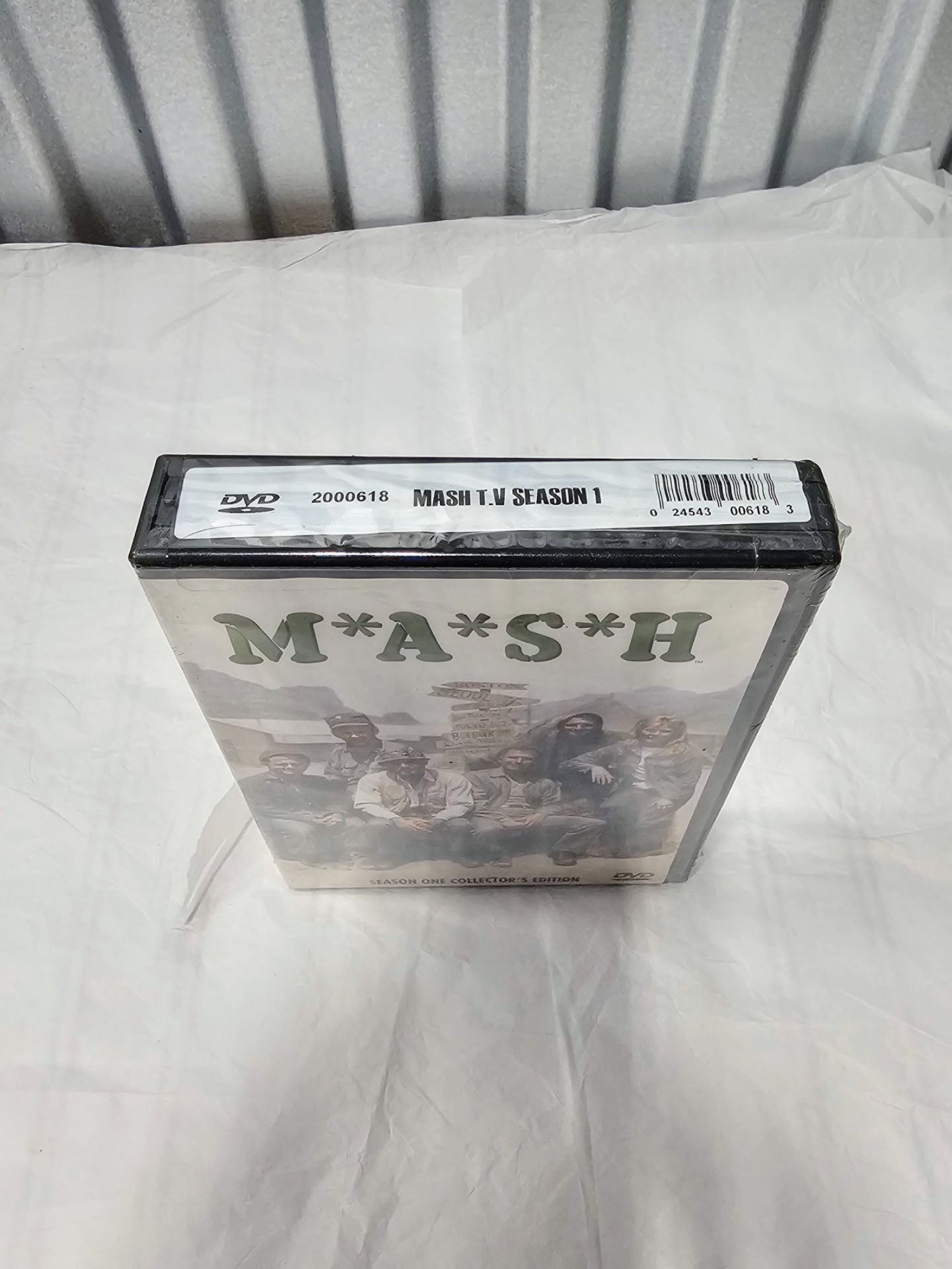 M*A*S*H Season 1 Collector's Edition 3-Disc DVD 1972-73, NEW - photo 2