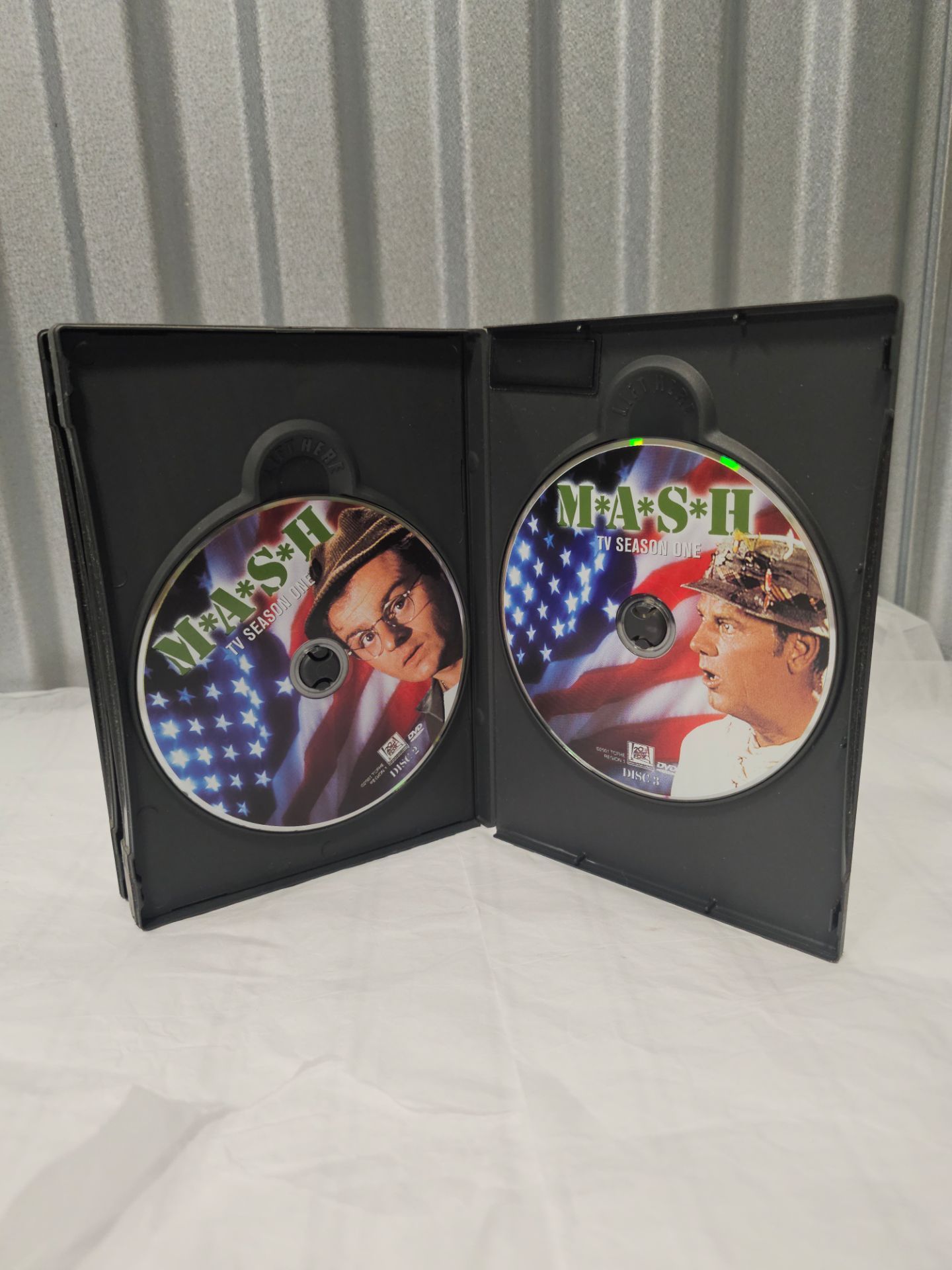 M*A*S*H Season 1 Collector's Edition 3-Disc DVD 2001 - photo 3