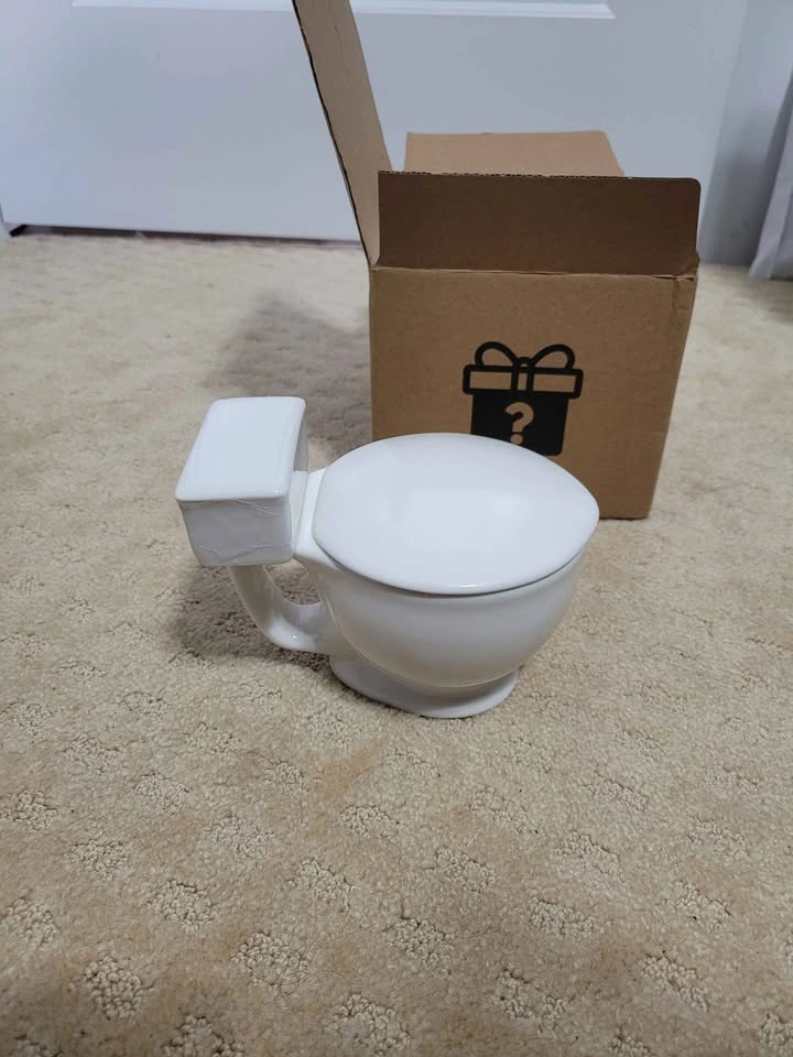Brand New Novelty Toilet Coffee Mug with Poop Detail - photo 2