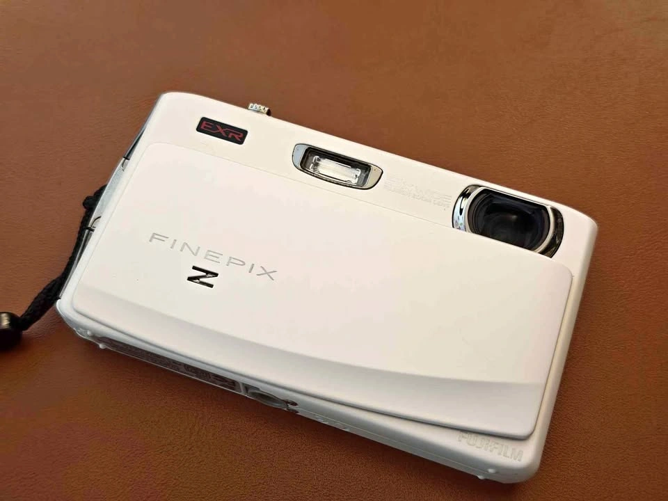 Fujifilm FinePix Z900EXR Digital Camera