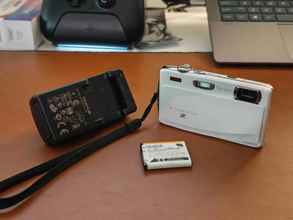 Fujifilm FinePix Z900EXR Digital Camera - photo 2