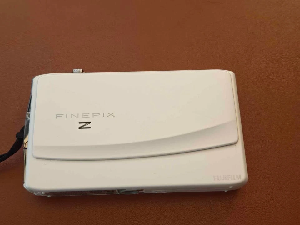 Fujifilm FinePix Z900EXR Digital Camera - photo 3