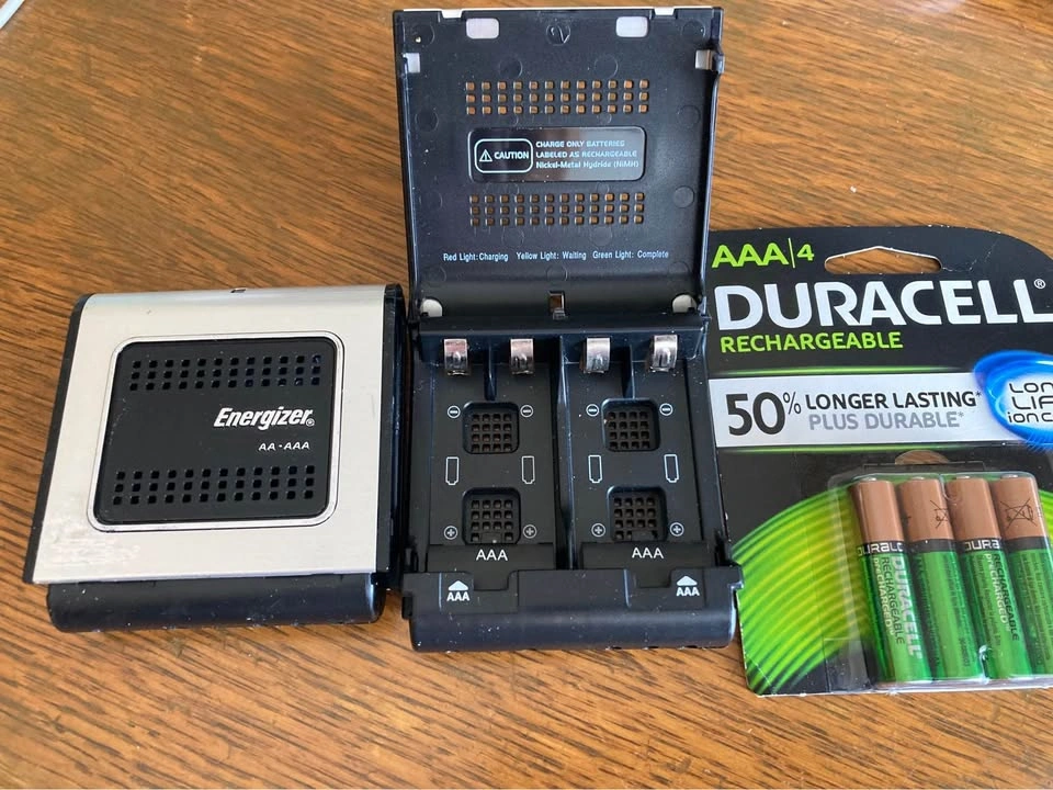 2 Energizer Rechargeable AA/AAA Battery Chargers With 4 NEW NiMH - photo 2