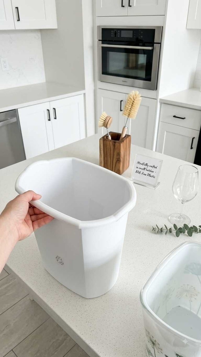 Sterilite White Plastic Wastebasket (11.4 L / 3 Gal) - photo 3