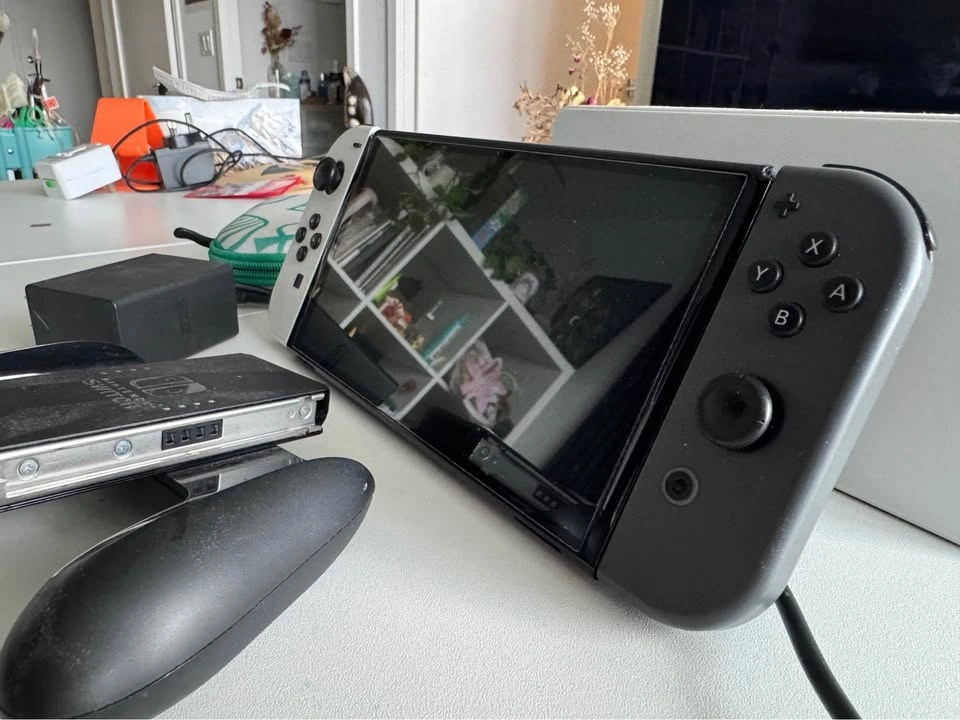Nintendo Switch OLED - photo 2