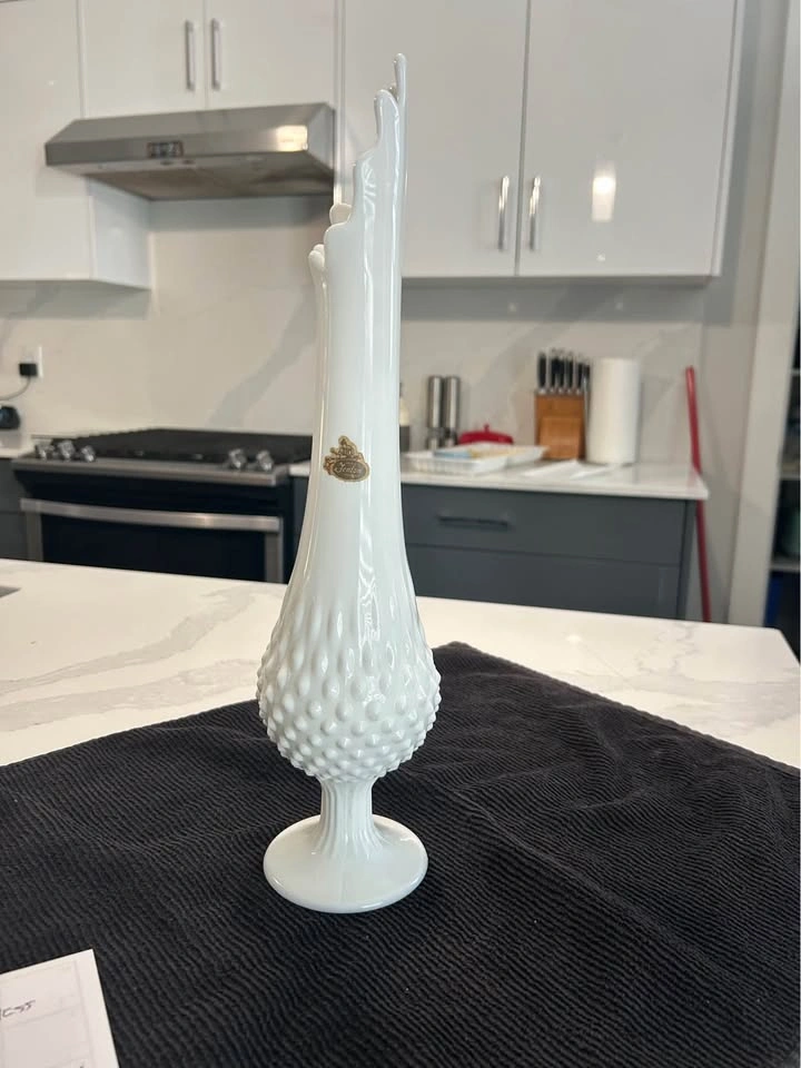 Vintage Fenton hobnail tapered vase - photo 2