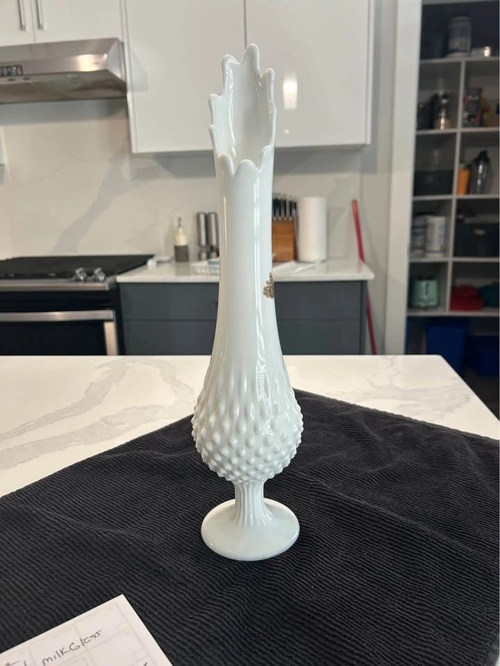Vintage Fenton hobnail tapered vase - photo 3