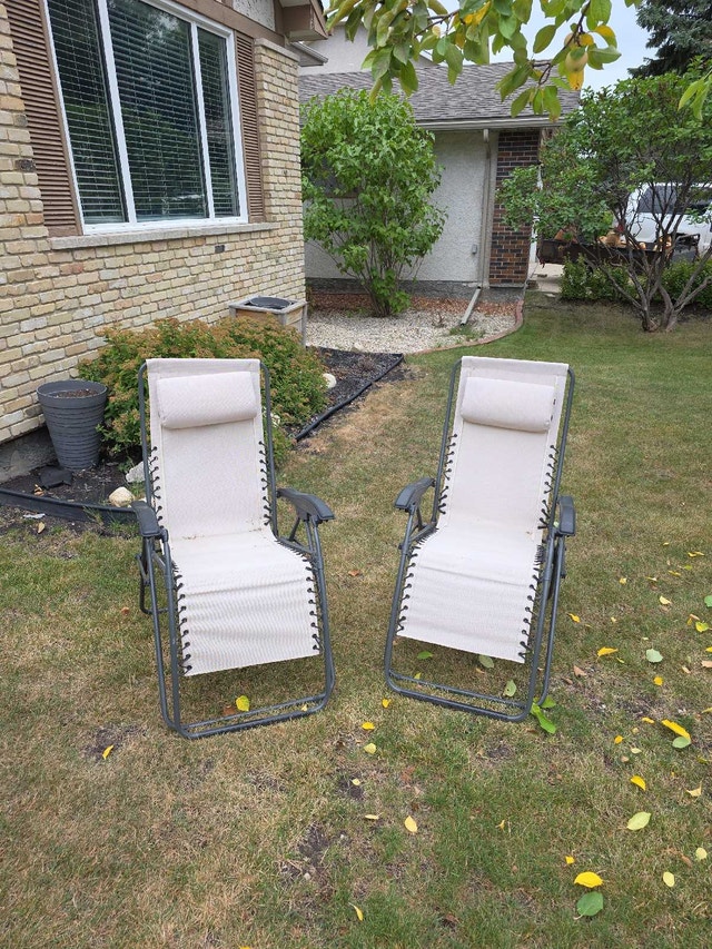 Zero Gravity Lounge Chairs