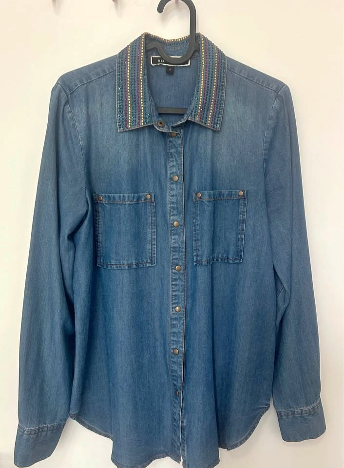 NWOT Melanie Lyne Embellished Rhinestone Collar Denim Shirt