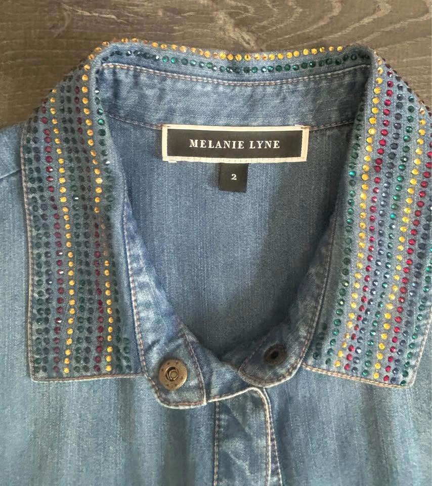 NWOT Melanie Lyne Embellished Rhinestone Collar Denim Shirt - photo 3