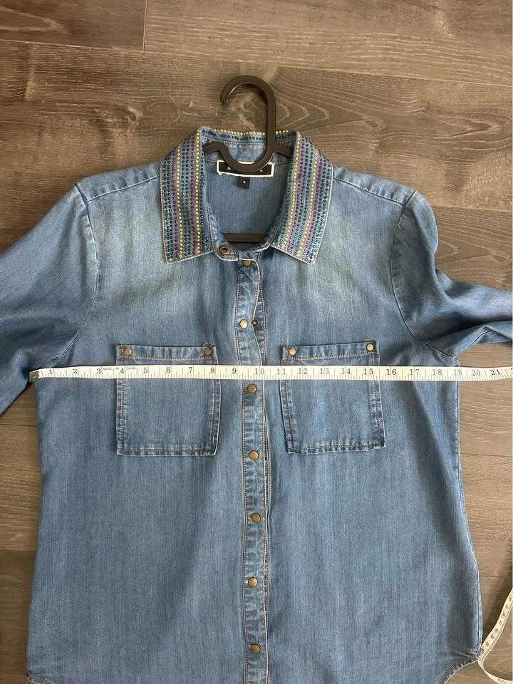 NWOT Melanie Lyne Embellished Rhinestone Collar Denim Shirt - photo 5