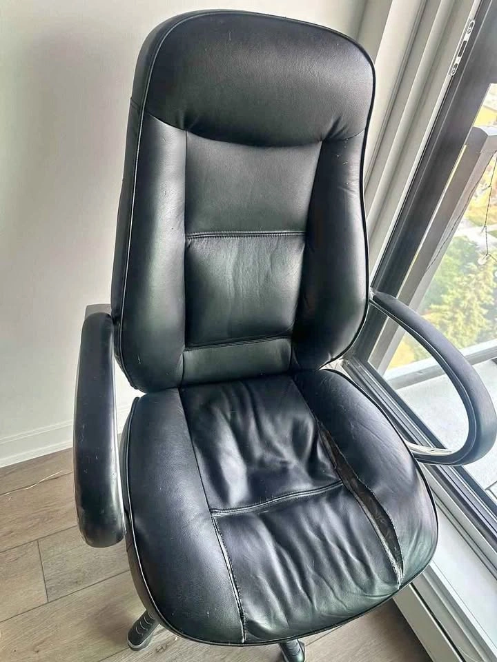 Free rolling office chair
