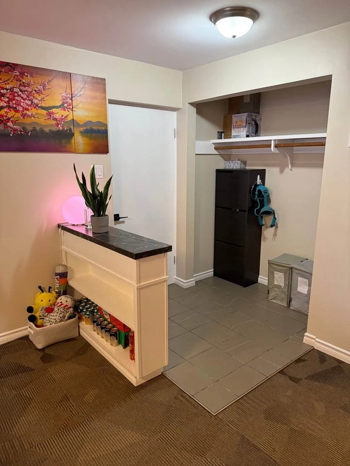 Private Room - 1,300 Sq Ft Suite + Large Yard - photo 4