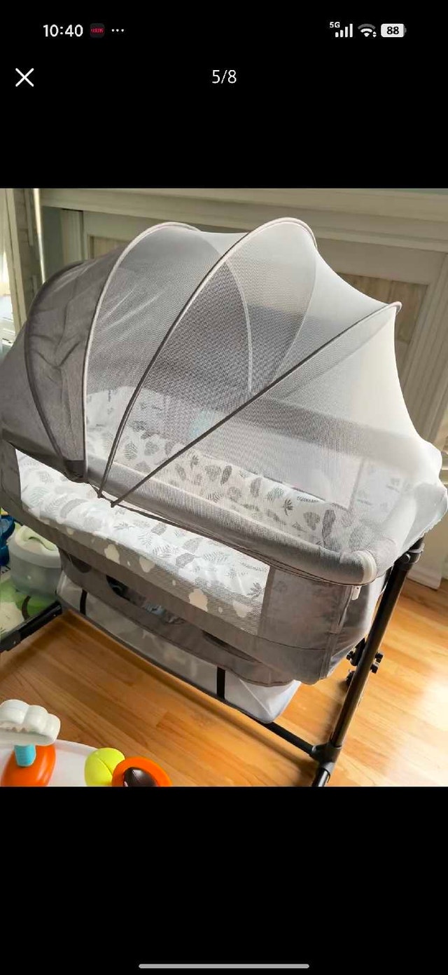 Like New Baby Bassinet with Bedside Sleeper & Mosquito Net