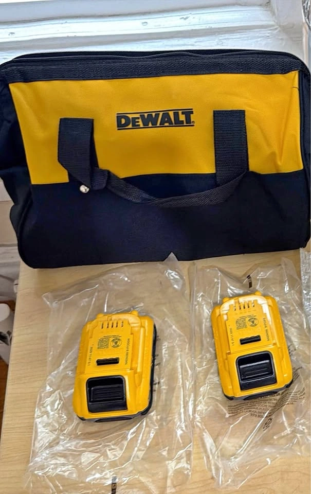 2 DEWALT 20V MAX 4.0Ah Batteries – DCB2104 – New
